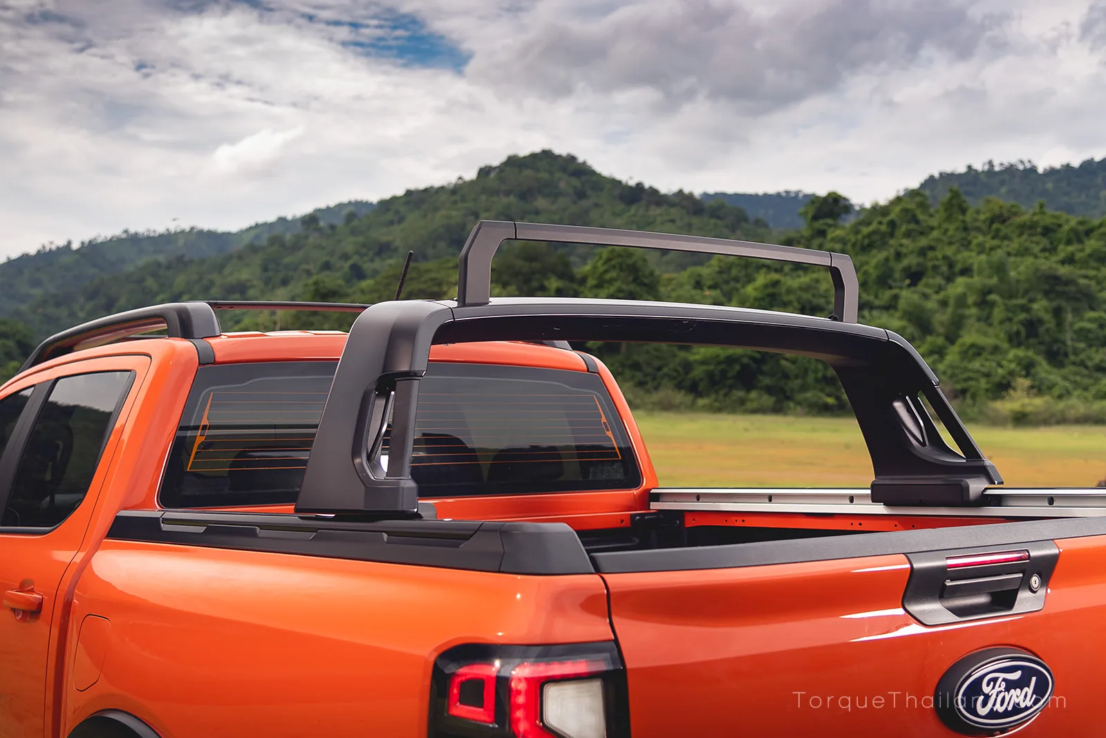 คานรองรับบน Sliding Load Rack บริเวณกระบะท้าย ทำหน้าที่ยกขึ้นให้ความสูงเสมอแร็คหลังคา รองรับสิ่งของยาว 1,470 ถึง 2,559 มม. น้ำหนักสูงสุด 80 กก. ขณะขับขี่
