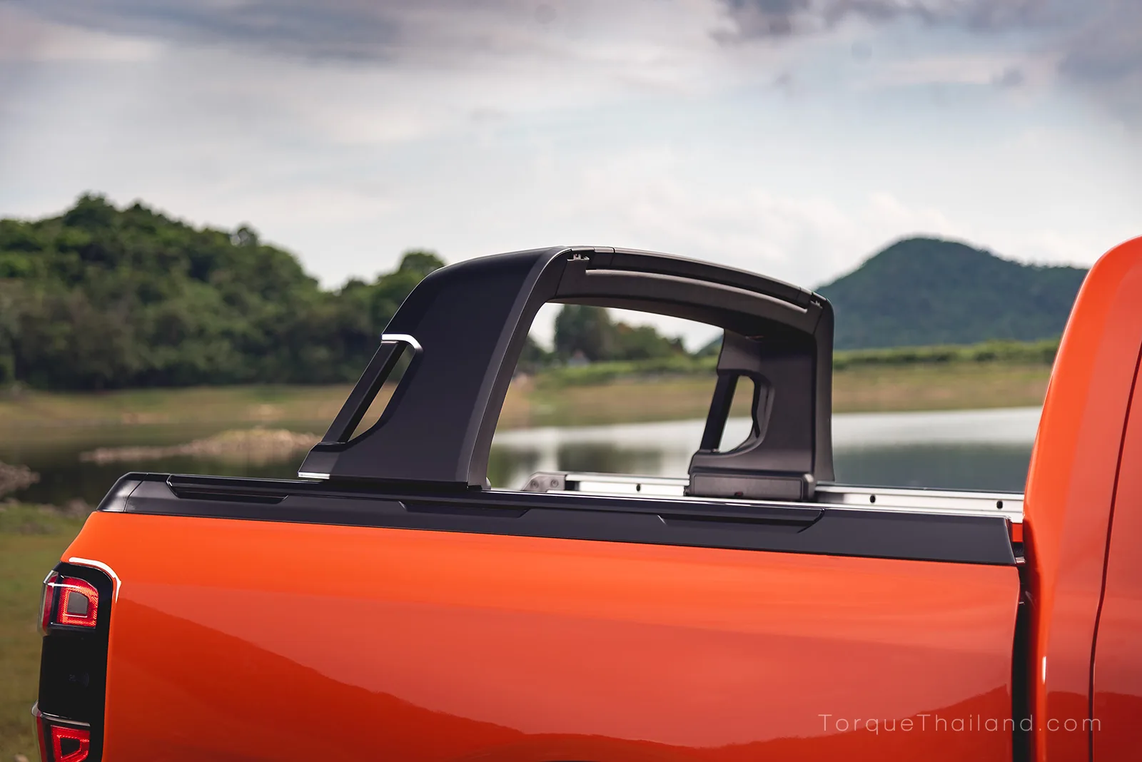 Sliding Load Rack หรือบาร์เลื่อนล็อกได้ 5 ตำแหน่งบนกระบะท้าย ซึ่งเป็นส่วนหนึ่งของชุดแร็ค FRS (Flexible Rack System) ทำหน้าที่รองรับการวางสิ่งของทรงยาวขนานไปกับตัวรถได้อย่างมั่นคง