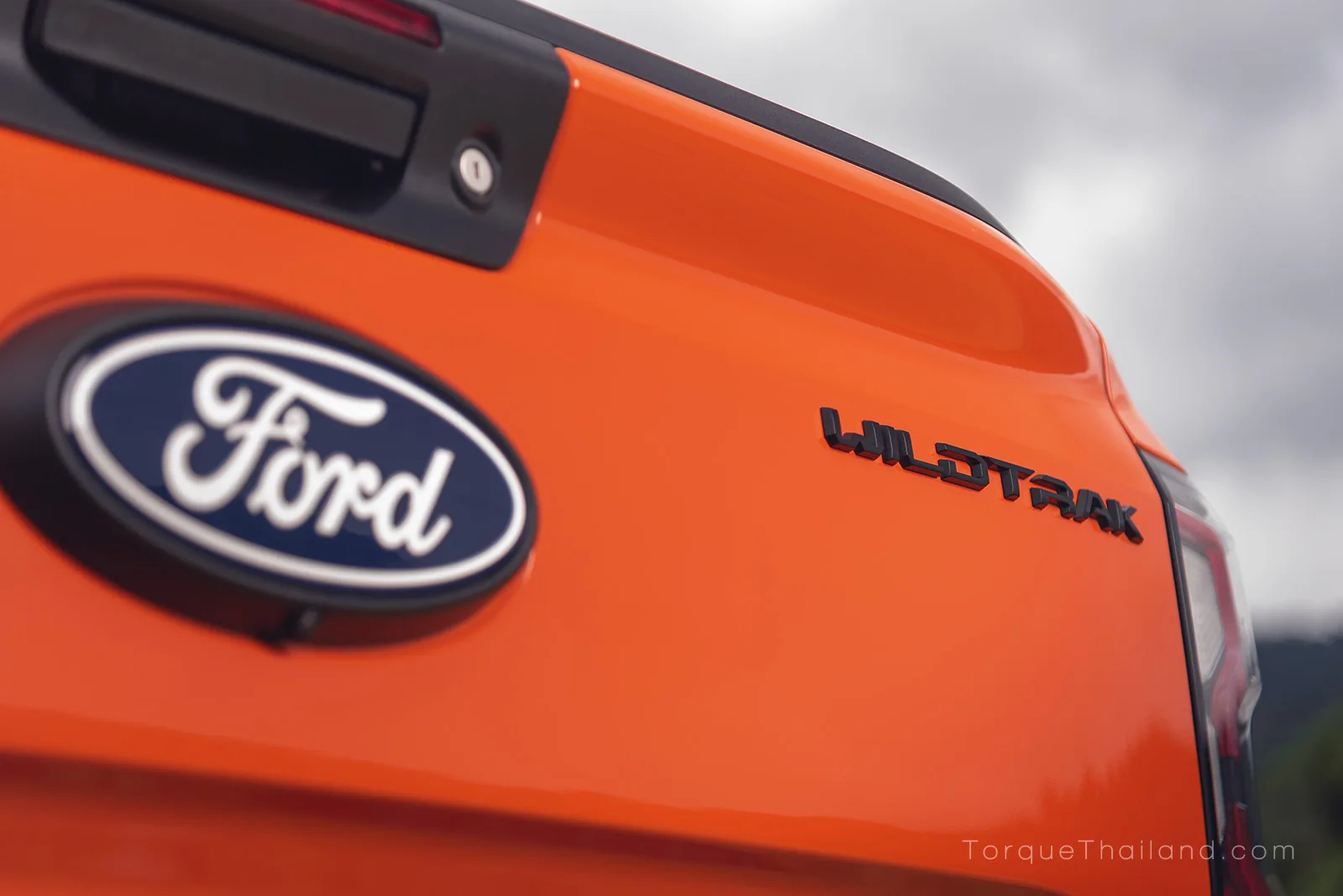 ตัวอักษร WILDTRAK บนฝาท้ายกระบะ ซึ่งใช้รูปแบบเดียวกับรุ่นมาตรฐานโดยไม่มีอักษรระบุชื่อรุ่นย่อย Wildtrak X ส่งผลให้ลดความรู้สึกพิเศษลงไปเล็กน้อย