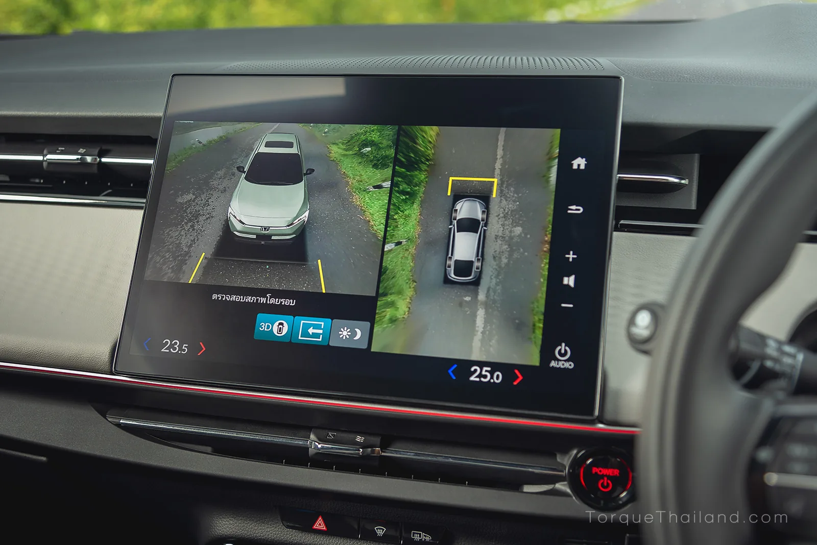 จอแสดงผลส่วนกลางในห้องโดยสารของ Honda e:N2 แสดงภาพจากกล้อง 360 องศา สามารถแตะลากหมุนดูรอบคันได้ โดยจากการทดสอบจริงให้ความคมชัดสูงทั้งกลางวันและกลางคืนช่วยให้จอดและขับในที่แคบปลอดภัยขึ้น
