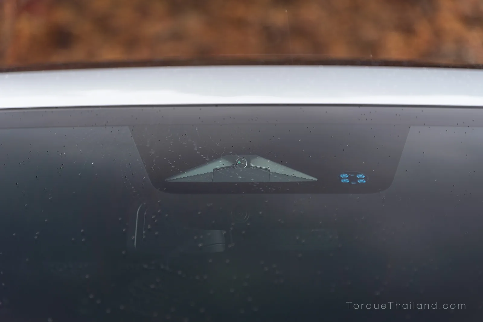 กล้องของระบบความปลอดภัย ADAS บริเวณกระจกบังลมหน้าของ Honda e:N2 ที่ติดตั้งระบบความปลอดภัย Honda Sensing