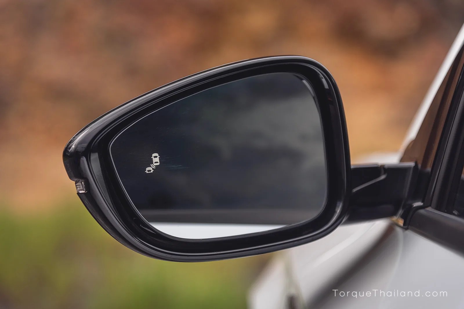 ระบบ Blind-spot แสดงไฟเตือนจุดอับสายตาบนกระจกมองข้างรถยนต์ไฟฟ้า