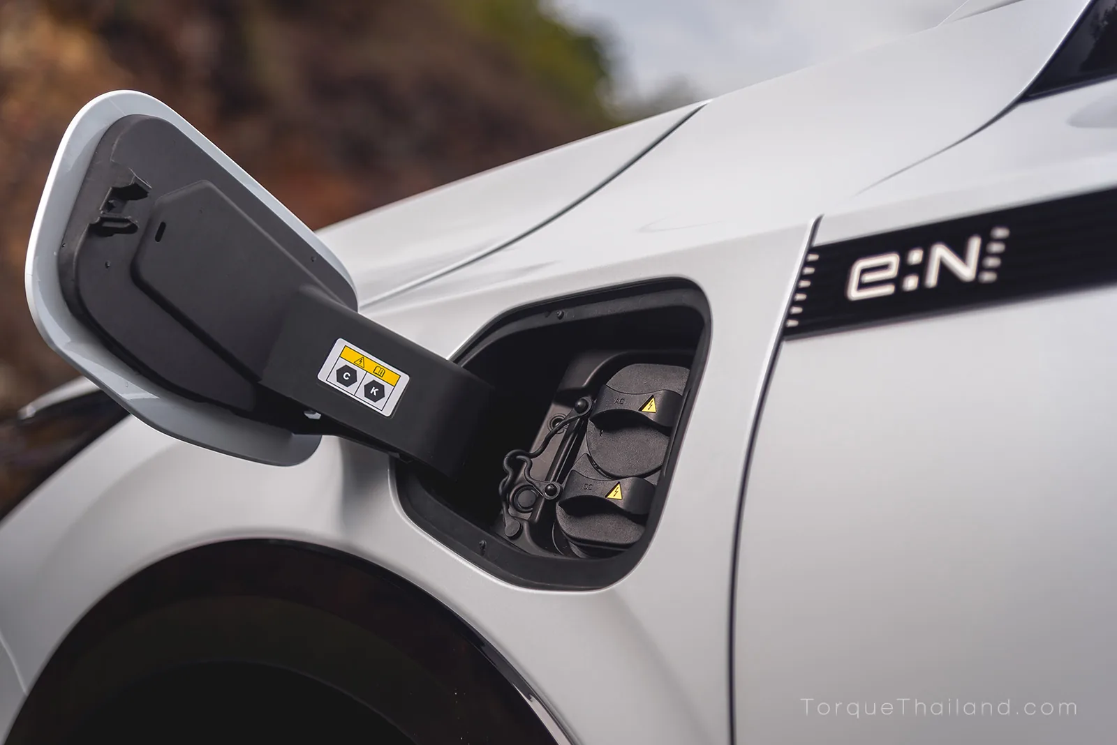 ช่องเสียบหัวชาร์จไฟให้แบตเตอรี่ HV ของ Honda e:N2 รองรับการชาร์จ DC สูงสุด 78kW และ AC สูงสุด 7kW วิ่งได้ไกลสูงสุด 530 กม. มาตรฐาน NEDC