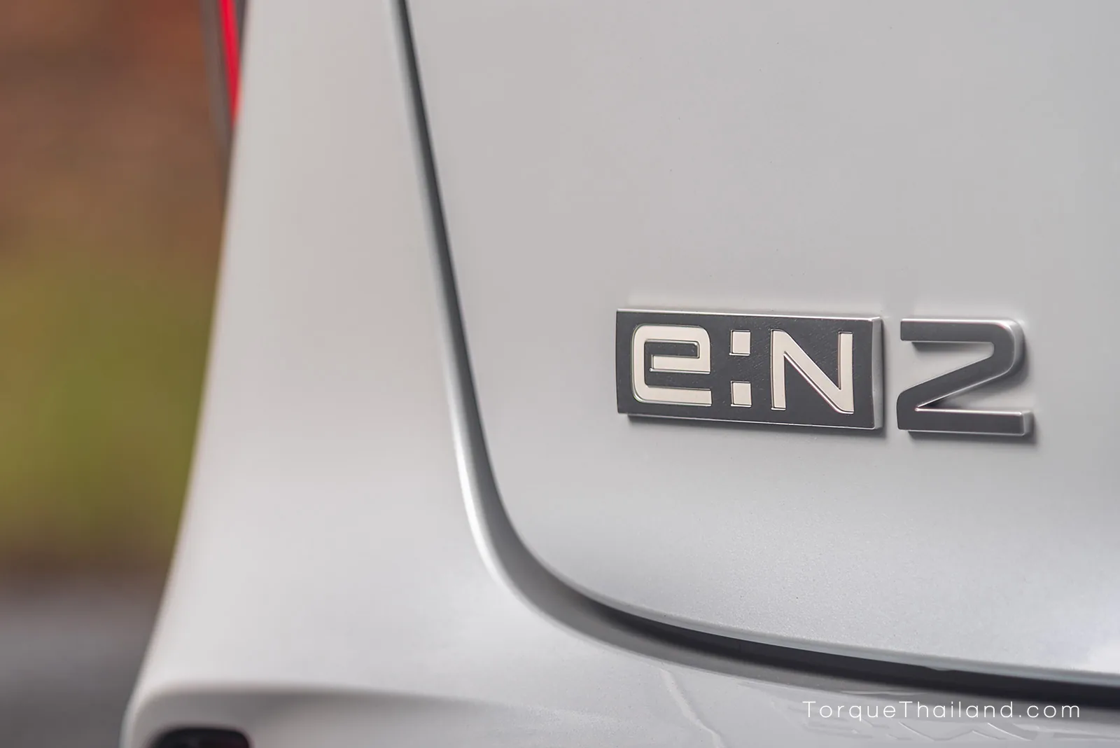 ตราสัญลักษณ์ e:N2 โครเมียม บริเวณฝาท้ายรถยนต์ไฟฟ้าเพื่อบอกชื่อรุ่นอย่างเป็นทางการ