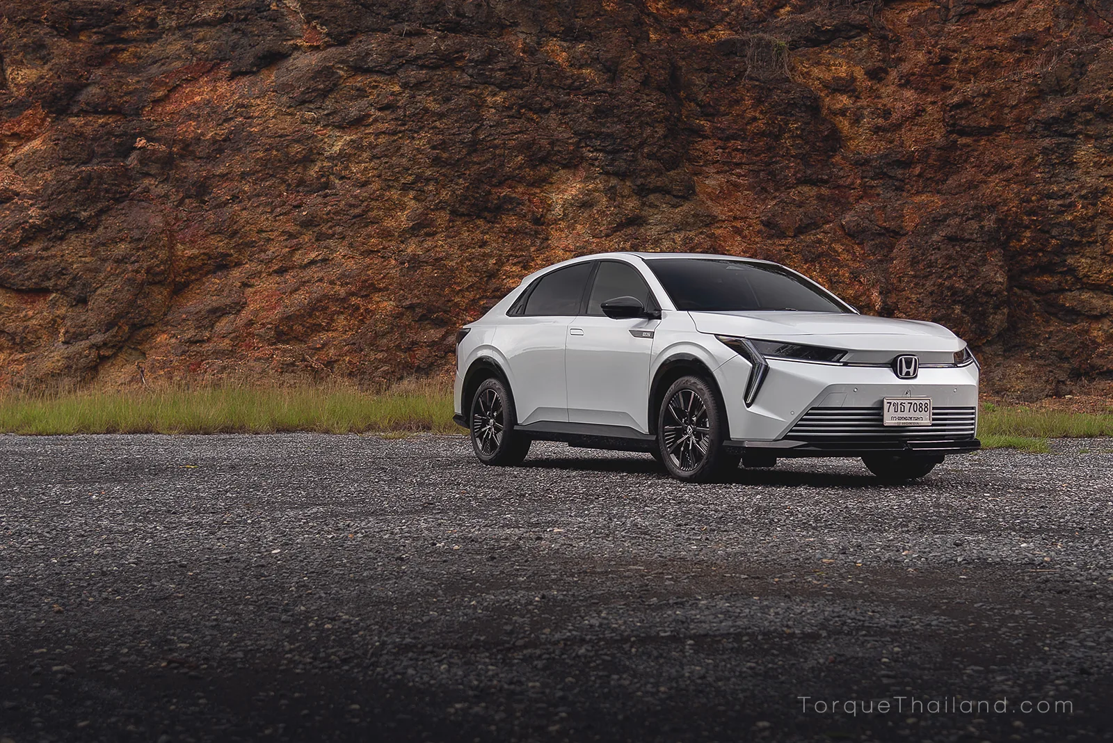 รถยนต์ไฟฟ้า Honda e:N2 ปี 2026 เต็มคัน มุมหน้าเฉียง ราคาจำหน่ายอย่างเป็นทางการในประเทศไทย 1,429,000 บาท