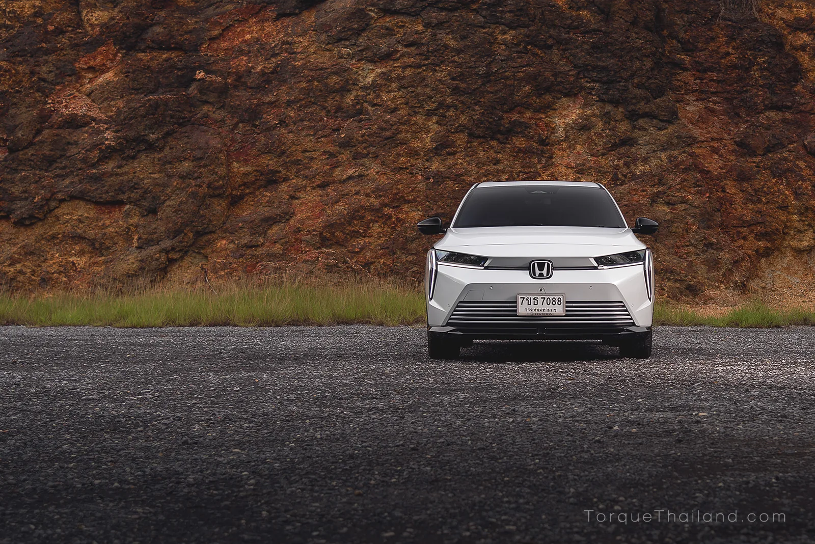 รถยนต์ไฟฟ้า Honda e:N2 เต็มคัน มุมหน้าตรง แสดงความกว้างตัวถัง 1,838 มม. มีความกว้างฐานล้อหน้า 1,549 มม. และล้อหลัง 1,550 มม.
