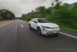 รถยนต์ไฟฟ้า Honda e:N2 เต็มคัน มุมหน้าเฉียง ขณะขับขี่ด้วยความเร็วในโหมด Sport ที่ให้อัตราเร่งทันใจขึ้น พร้อมระบบเสียงสังเคราะห์ทำงานร่วมกับการตัดเสียงภายนอกห้องโดยสาร