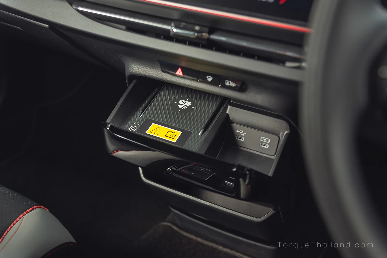 แท่นชาร์จโทรศัพท์ไร้สาย Wireless Charger และช่องเชื่อมต่อ USB ของ Honda e:N2 ใต้ส่วนกลางแดชบอร์ด ดีไซน์เปิด-ปิดแบบลิ้นชัก