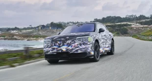 Bentley Torcal เวอร์ชันต้นแบบพรางตัวขณะวิ่งทดสอบริมชายฝั่ง มุมด้านหน้าสามส่วน