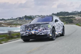 Bentley Torcal เวอร์ชันต้นแบบพรางตัวขณะวิ่งทดสอบริมชายฝั่ง มุมด้านหน้าสามส่วน