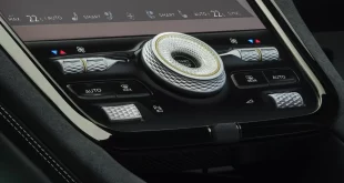 คอนโซลกลางภายใน Bentley Torcal พร้อมปุ่มควบคุมระบบปรับอากาศและปุ่มสตาร์ตแบบหมุน