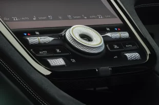 คอนโซลกลางภายใน Bentley Torcal พร้อมปุ่มควบคุมระบบปรับอากาศและปุ่มสตาร์ตแบบหมุน