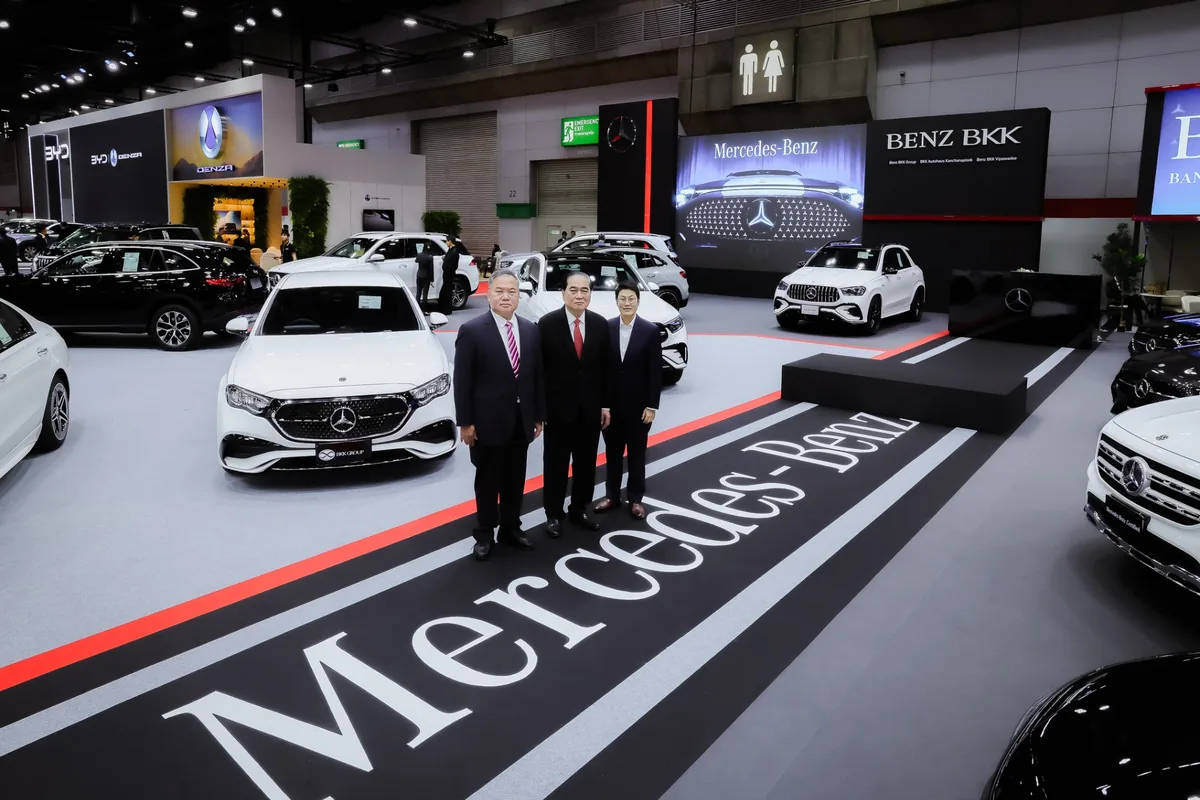 ผู้บริหารที่บูธ BENZ BKK ผู้บริหาร 3 คนยืนถ่ายภาพภายในบูธ BENZ BKK ในงาน BIG MOTOR SALE 2026 โดยมีรถ Mercedes-Benz จัดแสดงอยู่รอบบูธ