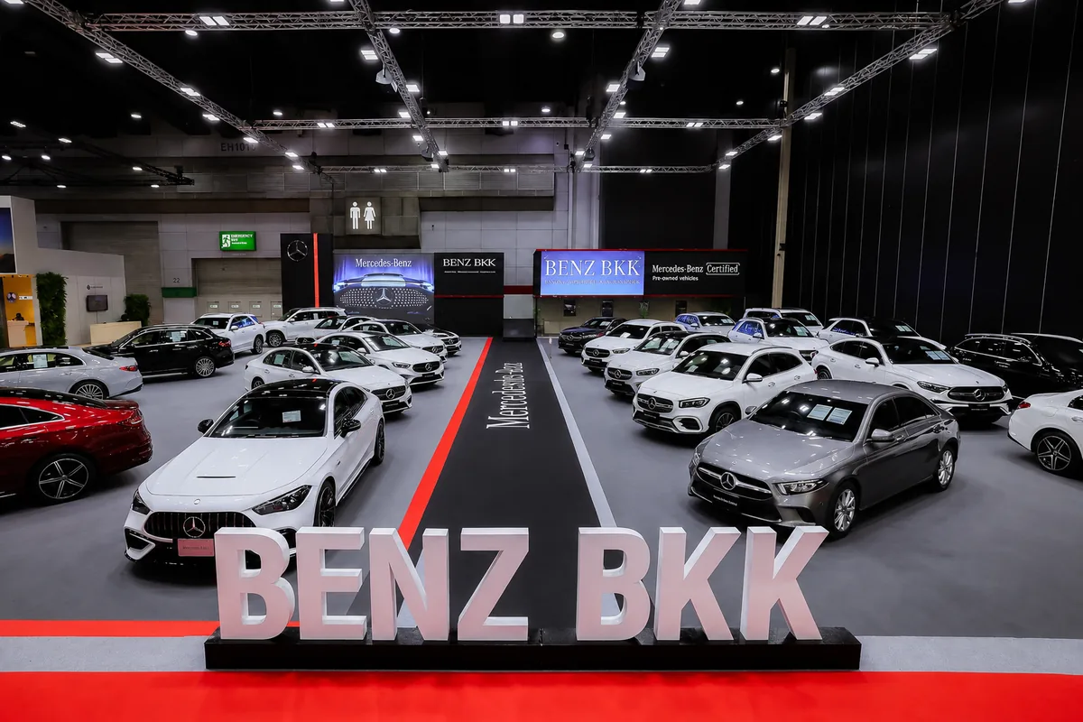 บูธ BENZ BKK ในงาน BIG MOTOR SALE 2026 ภาพมุมกว้างบูธ BENZ BKK ในงาน BIG MOTOR SALE 2026 พร้อมรถ Mercedes-Benz หลายคันและป้าย BENZ BKK ด้านหน้า