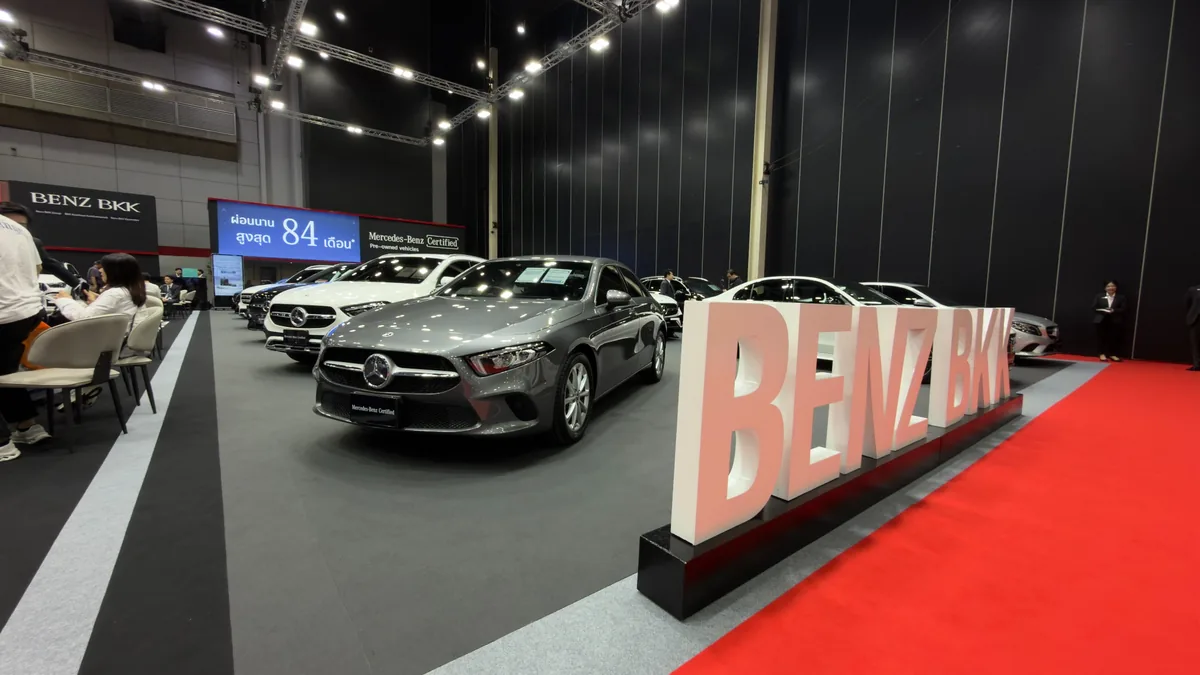 โซน Mercedes-Benz Certified ของ BENZ BKK รถ Mercedes-Benz Certified จัดแสดงภายในบูธ BENZ BKK พร้อมป้าย BENZ BKK บริเวณด้านหน้า