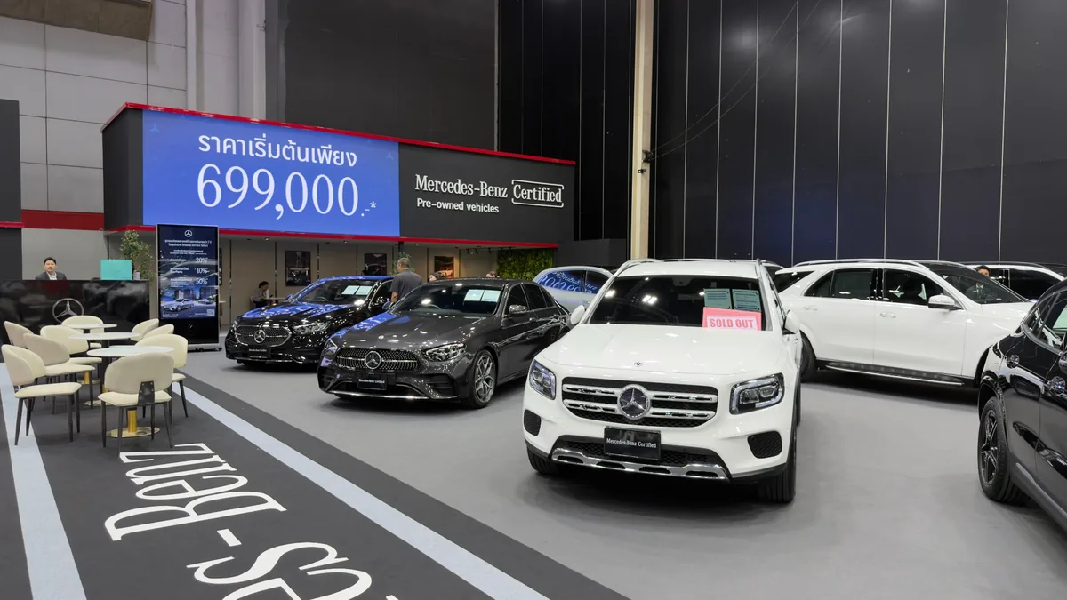 ป้ายราคาเริ่มต้นในโซน Mercedes-Benz Certified โซน Mercedes-Benz Certified ภายในบูธ BENZ BKK พร้อมป้ายราคาเริ่มต้น 699,000 บาท และรถที่จัดแสดงหลายคัน