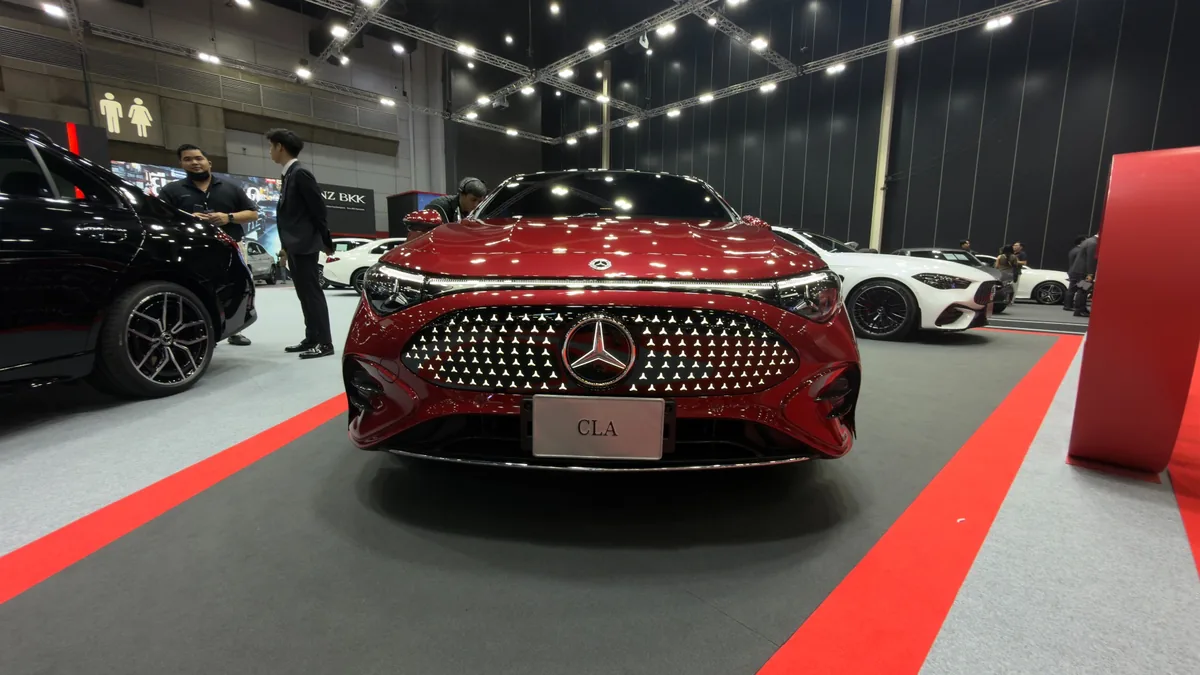 Mercedes-Benz CLA ที่บูธ BENZ BKK ด้านหน้ารถ Mercedes-Benz CLA สีแดงที่จัดแสดงภายในบูธ BENZ BKK ในงาน BIG MOTOR SALE 2026