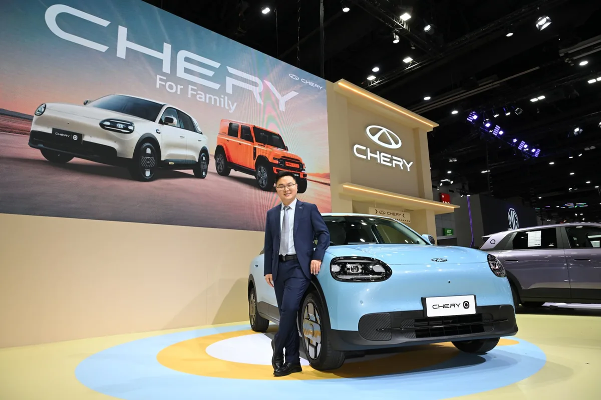 มร. จิม ลี กับ Chery Q Bubble Blue มร. จิม ลี ผู้อำนวยการบริหารแบรนด์ เชอรี และไอคาร์ ประเทศไทย ยืนข้าง Chery Q สี Bubble Blue ภายในบูท CHERY