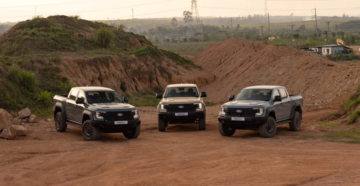 Ford Ranger บนเส้นทางออฟโรด รถกระบะ Ford Ranger สามคันจอดบนเส้นทางออฟโรด