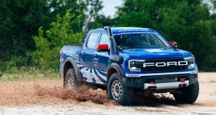 Ford Ranger Raptor รถแข่ง Ford Racing ขณะวิ่งฝ่าพื้นทรายและน้ำก่อนการแข่งขัน AXCR 2026