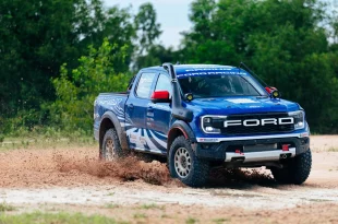 Ford Ranger Raptor รถแข่ง Ford Racing ขณะวิ่งฝ่าพื้นทรายและน้ำก่อนการแข่งขัน AXCR 2026