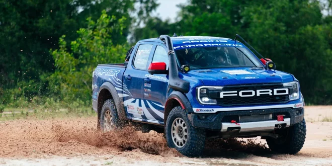 Ford Ranger Raptor รถแข่ง Ford Racing ขณะวิ่งฝ่าพื้นทรายและน้ำก่อนการแข่งขัน AXCR 2026