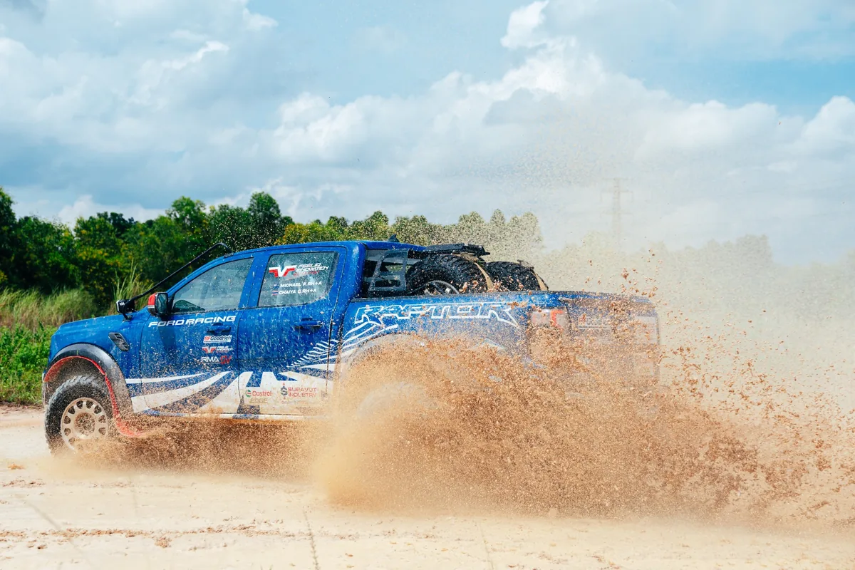 Ranger Raptor สาดน้ำระหว่างการวิ่งทดสอบ Ford Ranger Raptor รถแข่ง Ford Racing ขณะสาดน้ำและดินระหว่างการวิ่งทดสอบก่อน AXCR 2026