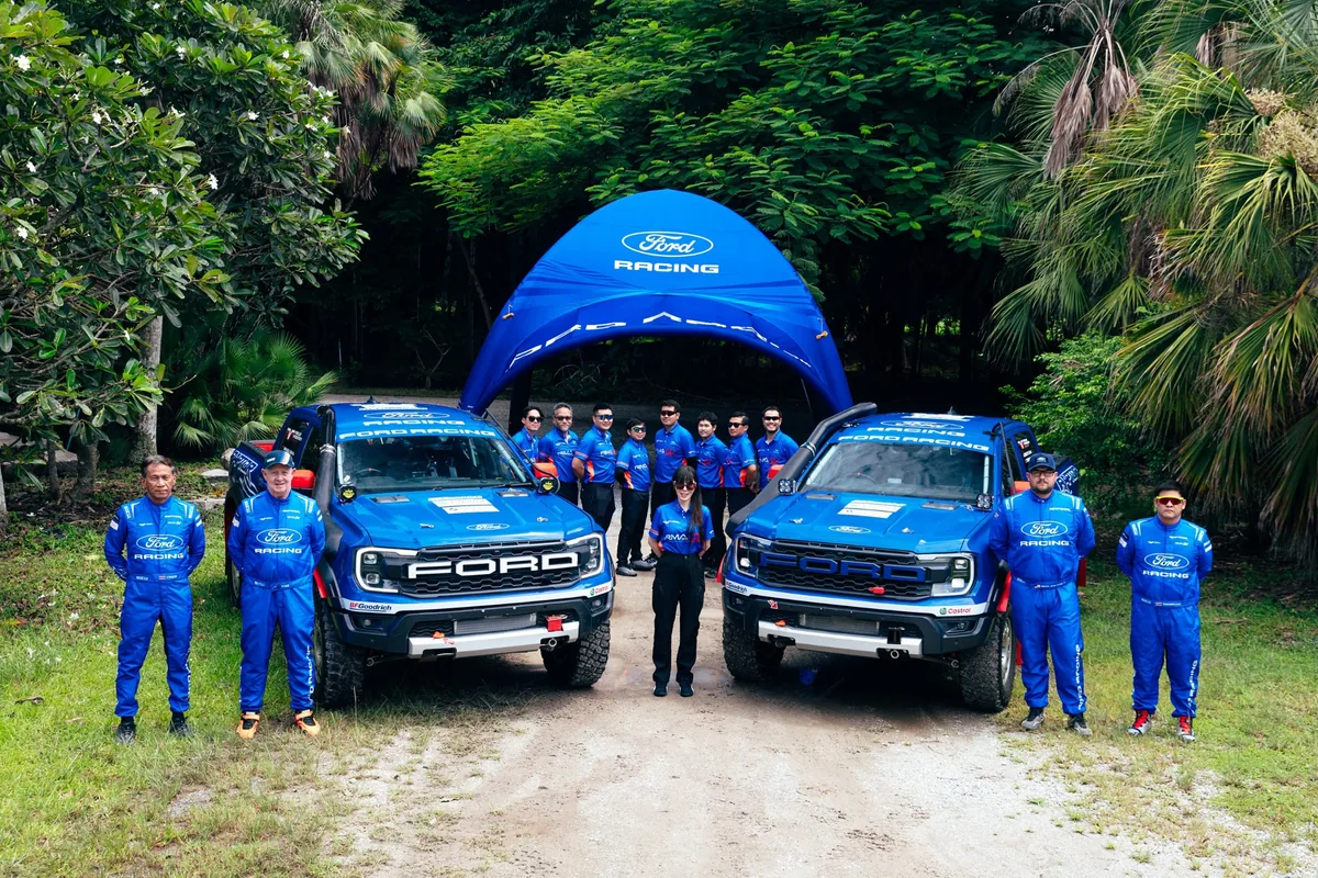 ทีม Ford Racing กับ Ranger Raptor ก่อนแข่ง AXCR 2026 ทีม Ford Racing ถ่ายภาพร่วมกับ Ford Ranger Raptor รถแข่ง 2 คันก่อนลุย AXCR 2026
