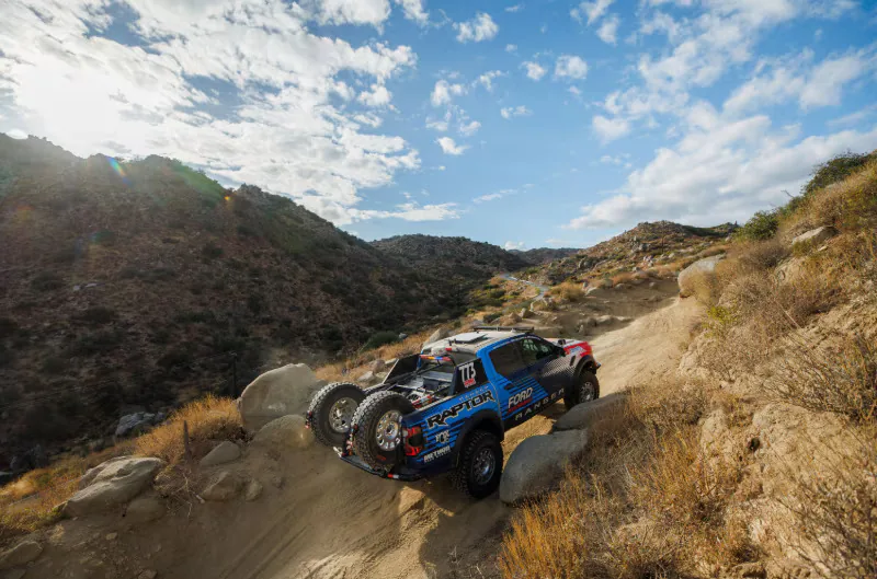 Ford Ranger Raptor รถแข่งออฟโรด รถแข่ง Ford Ranger Raptor วิ่งบนเส้นทางออฟโรดหิน