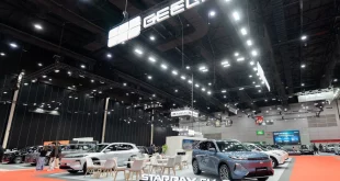 บูธ GEELY ภายในงาน BIG MOTOR SALE 2026 พร้อม GEELY STARRAY EM-R จัดแสดงด้านหน้า