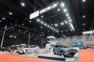 บูธ GEELY ภายในงาน BIG MOTOR SALE 2026 พร้อม GEELY STARRAY EM-R จัดแสดงด้านหน้า