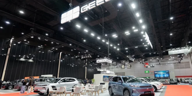 บูธ GEELY ภายในงาน BIG MOTOR SALE 2026 พร้อม GEELY STARRAY EM-R จัดแสดงด้านหน้า