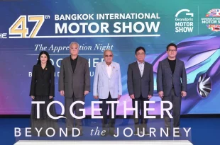 คณะผู้บริหารร่วมถ่ายภาพบนเวทีงาน Valued Partner & Media Appreciation Night 2026 โดยมีฉาก Bangkok International Motor Show ครั้งที่ 47