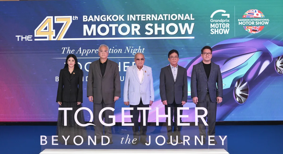 ผู้บริหารในงาน Media Appreciation Night 2026 คณะผู้บริหารร่วมถ่ายภาพบนเวทีงาน Valued Partner & Media Appreciation Night 2026 โดยมีฉาก Bangkok International Motor Show ครั้งที่ 47
