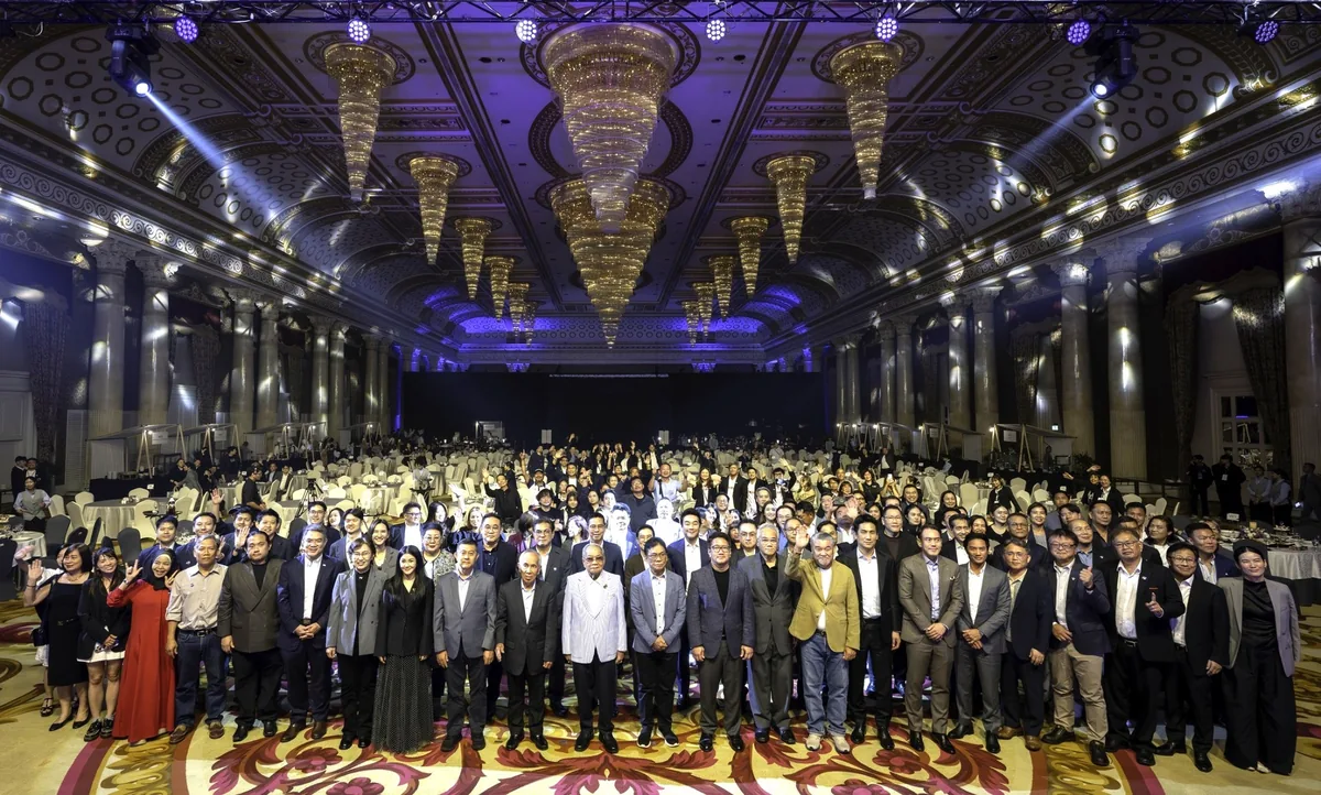 ภาพหมู่ผู้ร่วมงาน Media Appreciation Night 2026 ผู้บริหาร พันธมิตร และผู้ร่วมงานถ่ายภาพหมู่ภายในงาน Valued Partner & Media Appreciation Night 2026