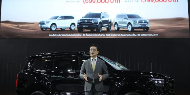 ผู้บริหารยืนคู่ NEW TANK 500 3.0T DIESEL บนเวที พร้อมจอแสดงราคาจำหน่ายรุ่น 2WD และ 4WD