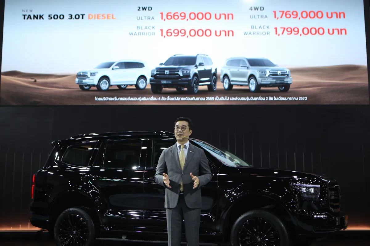 เปิดราคา NEW TANK 500 3.0T DIESEL ผู้บริหารยืนคู่ NEW TANK 500 3.0T DIESEL บนเวที พร้อมจอแสดงราคาจำหน่ายรุ่น 2WD และ 4WD
