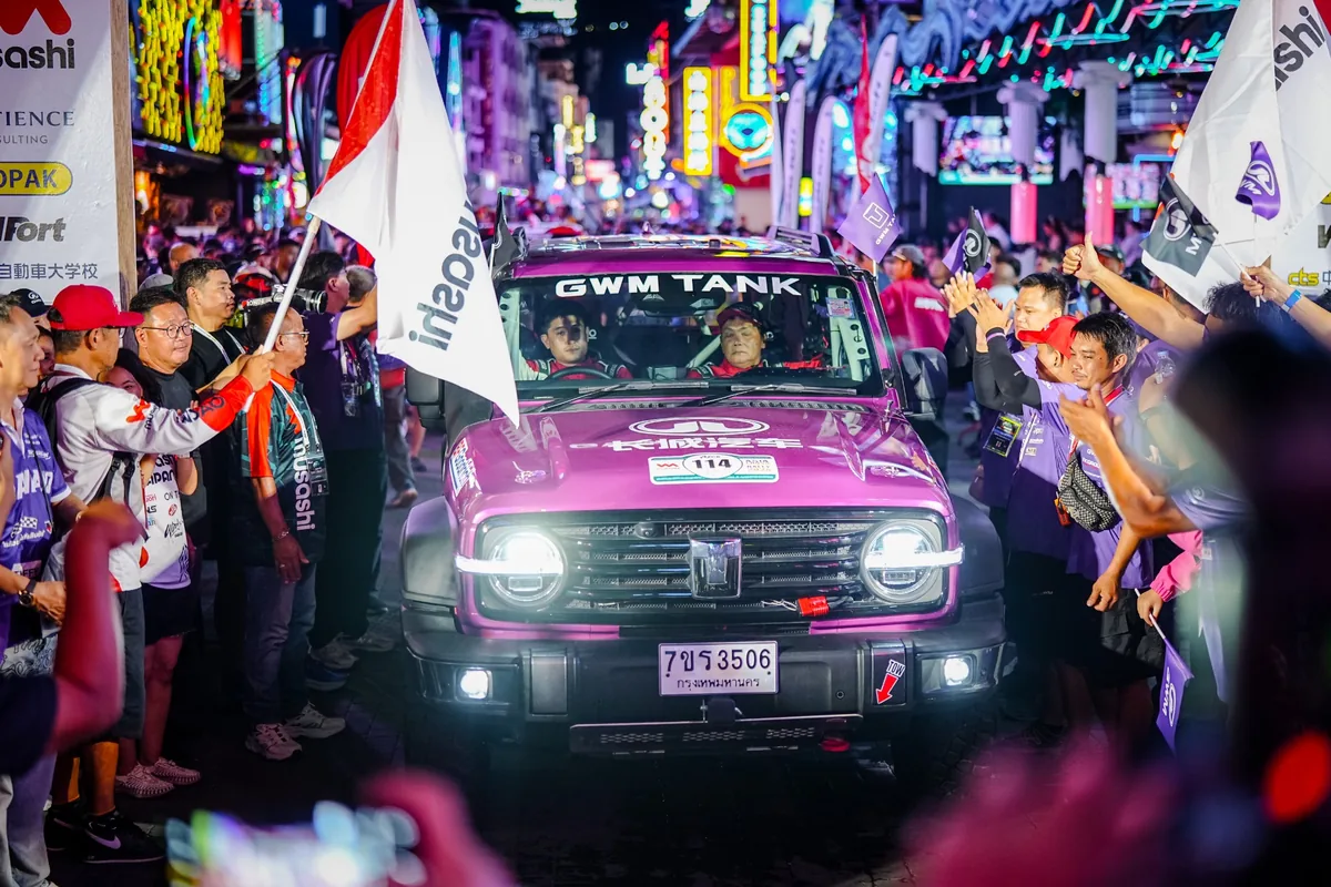 GWM TANK 300 Diesel มุมหน้าในงาน AXCR 2026 GWM TANK 300 Diesel มุมด้านหน้าเคลื่อนผ่านฝูงชนในกิจกรรม Asia Cross Country Rally 2026