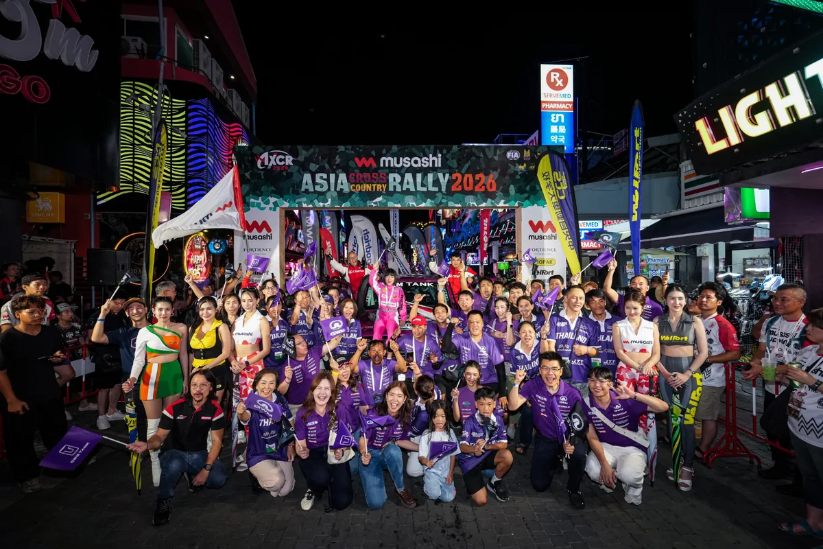 ภาพหมู่ GWM TANK 300 Diesel ใน AXCR 2026 ผู้ร่วมงานถ่ายภาพหมู่หน้า GWM TANK 300 Diesel ใต้ซุ้ม Asia Cross Country Rally 2026