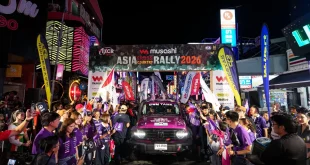 GWM TANK 300 Diesel หมายเลข 114 อยู่ใต้ซุ้ม Asia Cross Country Rally 2026 ท่ามกลางผู้ร่วมงานสองฝั่ง