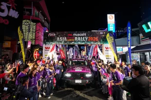 GWM TANK 300 Diesel หมายเลข 114 อยู่ใต้ซุ้ม Asia Cross Country Rally 2026 ท่ามกลางผู้ร่วมงานสองฝั่ง
