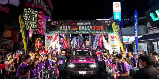 GWM TANK 300 Diesel หมายเลข 114 อยู่ใต้ซุ้ม Asia Cross Country Rally 2026 ท่ามกลางผู้ร่วมงานสองฝั่ง