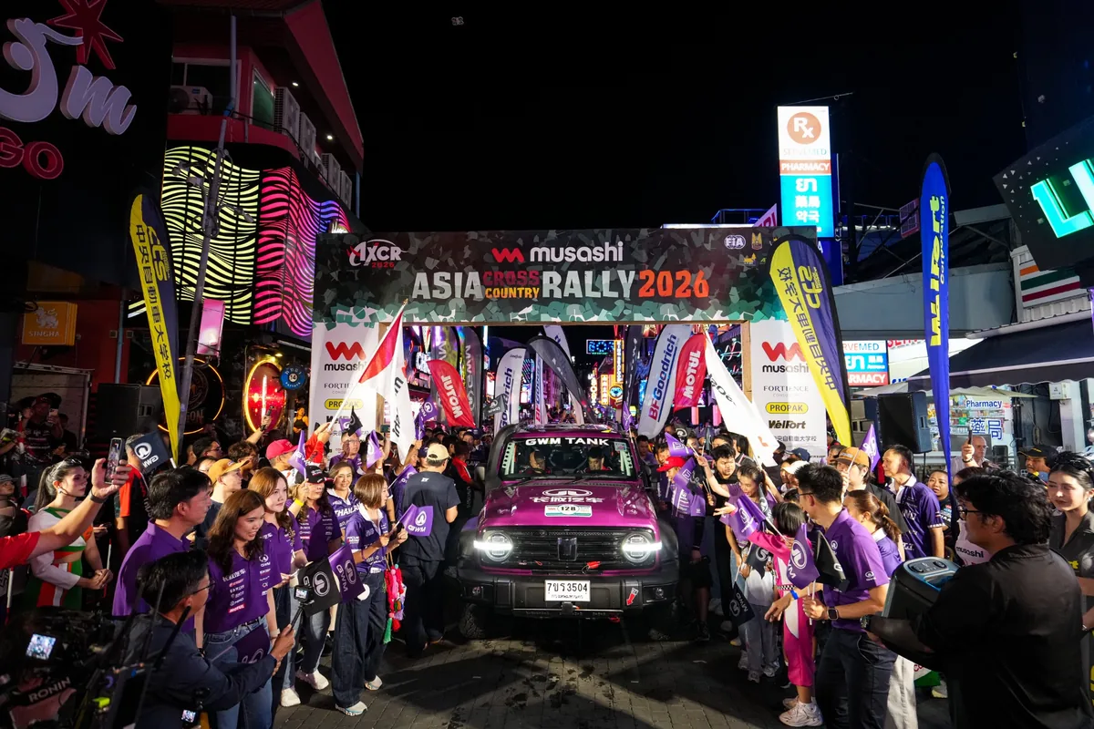 GWM TANK 300 Diesel ใต้ซุ้ม AXCR 2026 GWM TANK 300 Diesel หมายเลข 114 อยู่ใต้ซุ้ม Asia Cross Country Rally 2026 ท่ามกลางผู้ร่วมงานสองฝั่ง