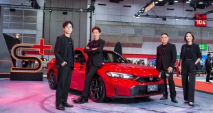 กลุ่มบุคคลยืนถ่ายภาพคู่กับ Honda Civic e:HEV สีแดงภายในบูท Honda ในงาน BIG MOTOR SALE 2026