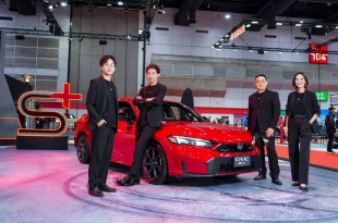 กลุ่มบุคคลยืนถ่ายภาพคู่กับ Honda Civic e:HEV สีแดงภายในบูท Honda ในงาน BIG MOTOR SALE 2026
