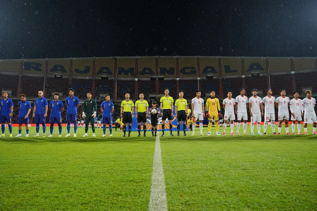 บรรยากาศก่อนเกมที่ราชมังคลากีฬาสถาน นักเตะทั้งสองทีมและผู้ตัดสินยืนเรียงแถวในสนาม โดยมีอัฒจันทร์ราชมังคลากีฬาสถานอยู่ด้านหลัง