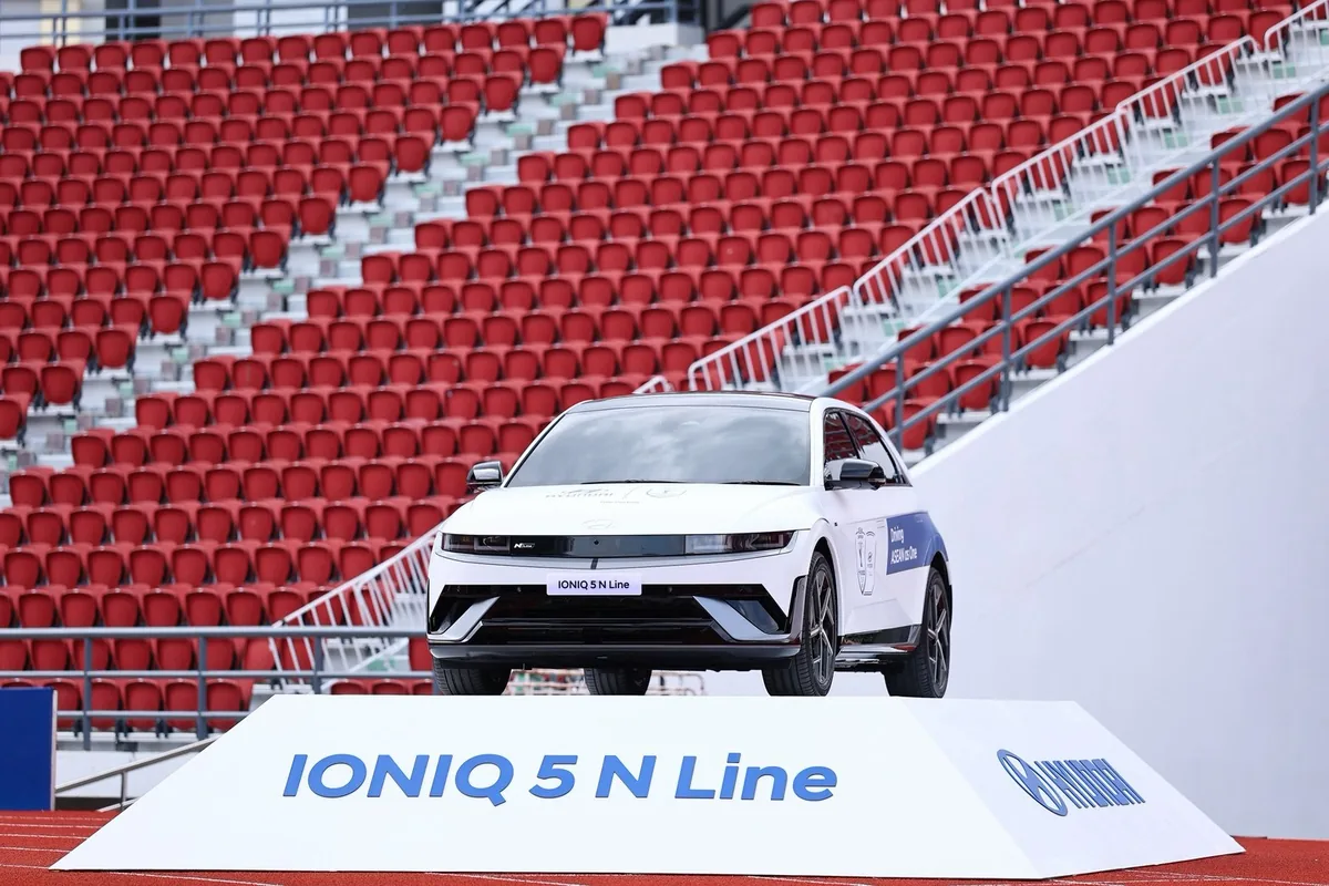 Hyundai IONIQ 5 N Line Hyundai IONIQ 5 N Line จัดแสดงบนแท่นภายในสนามกีฬา