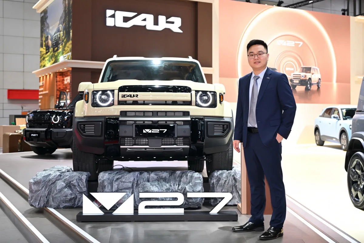 ผู้บริหารกับ iCAUR V27 REEV ผู้บริหารยืนข้าง iCAUR V27 REEV ที่จัดแสดงภายในบูท iCAUR ในงาน BIG MOTOR SALE 2026