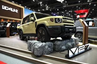 iCAUR V27 REEV มุมด้านหน้าสามส่วนสี่ จัดแสดงภายในบูท iCAUR ในงาน BIG MOTOR SALE 2026