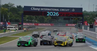 รถแข่งหลายคันออกตัวเป็นกลุ่มใน ISUZU CHALLENGE THAILAND 2026 Event 2 โดยมีป้าย Chang International Circuit 2026 ด้านหลัง